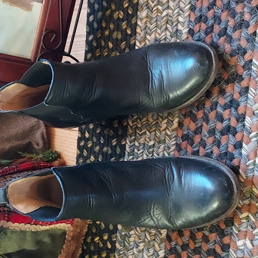 Classic Frye ankle boot.  Black leather. Size 7.5